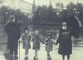 I. S. Kozlovsky, G.E. Sergeeva, daughter of Anya and Nastya, Ninas niece (in the center). The photo. (. . , . . ,    ,   ( ). .) (Belyaev)