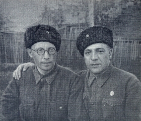 Lev Ivanovich Oshanin and Valentin Yakovlevich Kruchinin at the front. 1940s. The photo. (        . 1940- . .) (Belyaev)