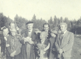 I. S. Kozlovsky in his native Maryanovka among fellow villagers (Kiev region, USSR). The photo. (. .       ( , ). .) (Belyaev)