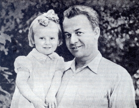 Sergey Yakovlevich Lemeshev with his daughter Maria. 1947 Photo. (Сергей Яковлевич Лемешев с дочерью Марией. 1947 г. Фотография.) (Belyaev)
