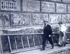 Владимир Ленин и Мария Ульянова идут на Съезд, на стене - афиша с объявлением о концерте Ф.И. Шаляпина. Фотография. (Belyaev)