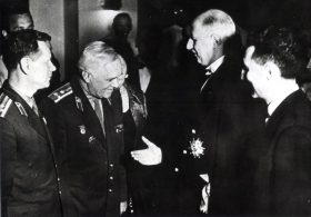 Boris Aleksandrov and Charles de Gaulle (Борис Александрович Александров и Шарль де Голль) (Modzele)