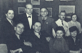 Stand: I. Kozlovsky, R. Simonov (right); sit (from right to left): E. Geltser, G. Sergeeva, M. Reizen, P. Tsesevich. Around 1946. The photo. (Стоят: И. Козловский, Р. Симонов (справа); сидят (справа налево): Е. Гельцер, Г. Сергеева, М. Рейзен, П. Цесевич. Около 1946 года. Фотография.) (Belyaev)